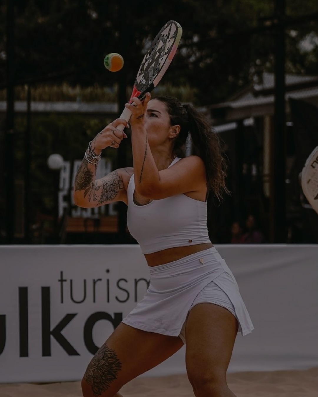 Ela joga beach tennis, brilha na areia e ainda arrasa no look! 🌴🏖️🎾
Nossa cliente Marina, poderosa mostrando que dá sim, para unir tecnologia, conforto e muito estilo em um só visual.
✨ Tecido respirável
✨ Modelagem que valoriza
✨ Liberdade pra se mover com leveza e atitude
Porque o movimento é dela. A feminilidade também.
E a Fit Beauty acompanha cada passo! 💪💖
Deslize pro lado e se inspire! 👉
#FitBeautyStyle #BeachTennisVibes #ModaFitnessComEstilo #MovimentoÉFeminilidade #LookFitDoDia